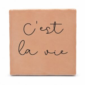 Tegeltje 'C'est la vie'.