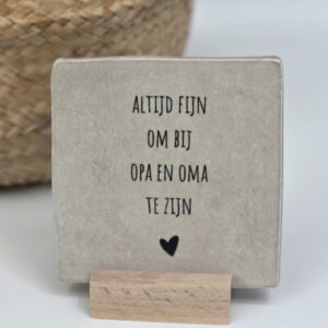 Tegeltje 'Altijd fijn om bij opa en oma te zijn'.