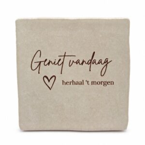 Tegeltje 'Geniet vandaag'.