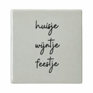 Tegeltje 'Huisje wijntje feestje'.
