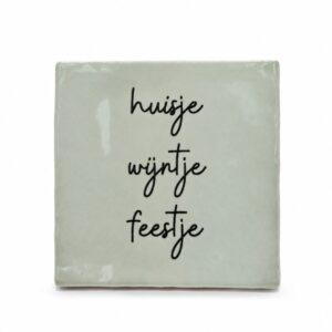 Tegeltje 'Huisje wijntje feestje'.
