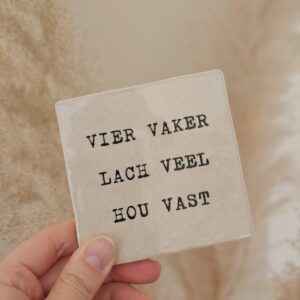 Tegeltje 'vier vaker'.