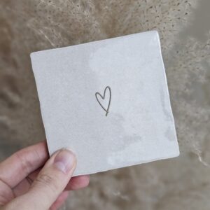 Tegeltje 'hart'.