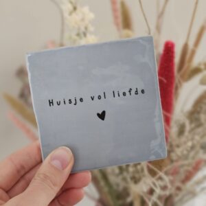 Tegeltje 'huisje vol liefde'.