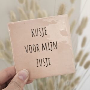 Tegeltje 'kusje voor mijn zusje'.