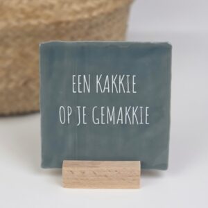 Tegeltje  'Kakkie op je gemakkie'.