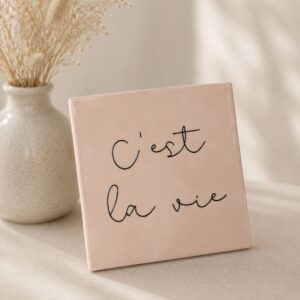 Tegeltje 'C'est la vie'.