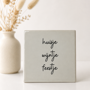 Tegeltje 'Huisje wijntje feestje'.